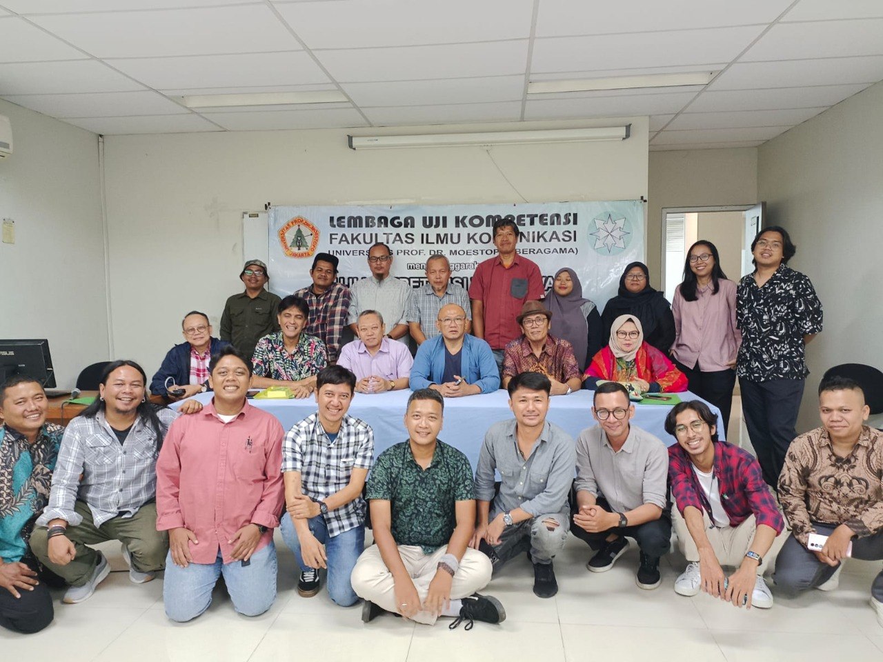 Foto bersama peserta dan panitia UKW